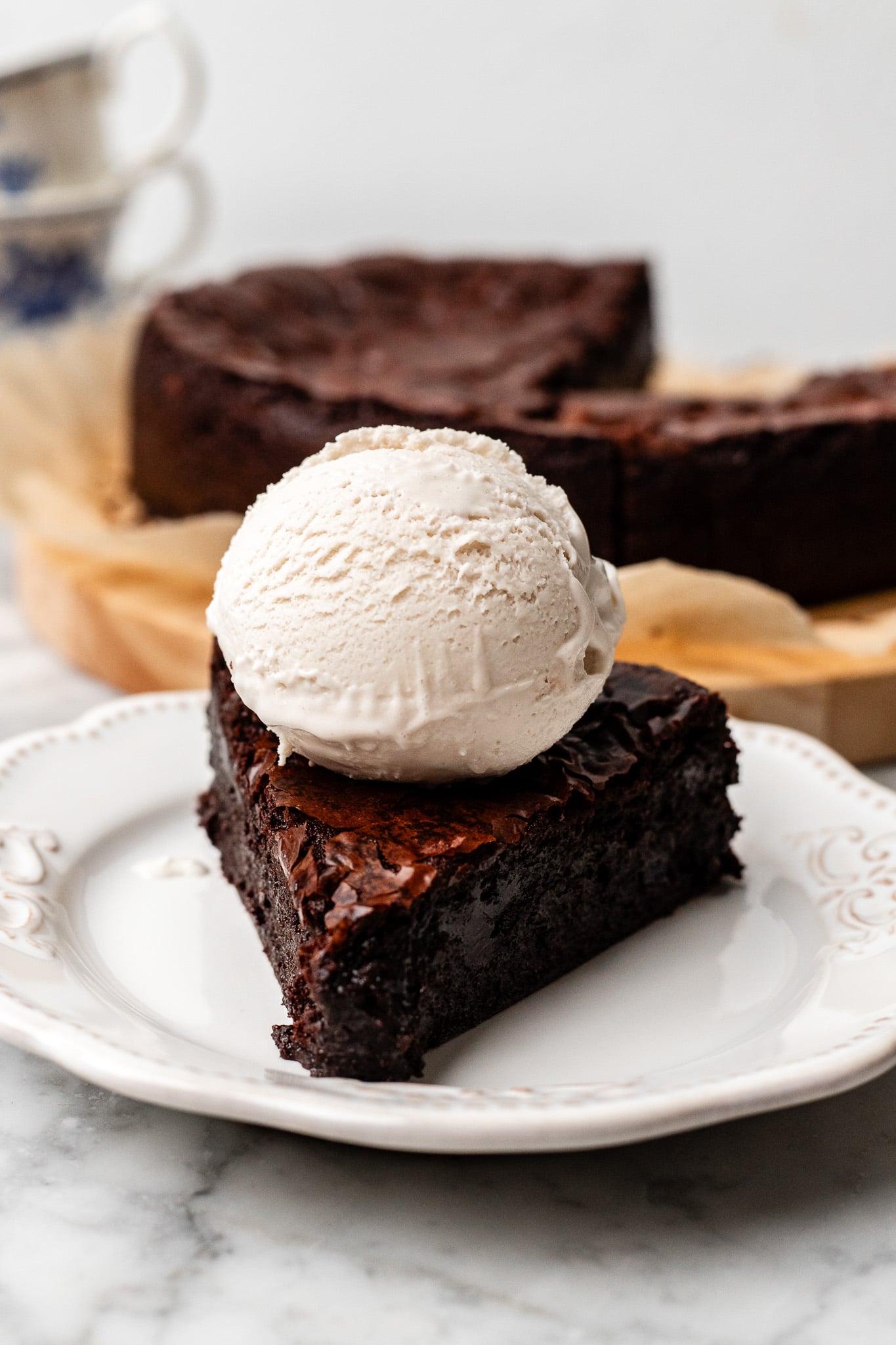 Easy One-Bowl Flourless Vegan Chocolate Cake: 7-Ingredient Fudgy Bliss